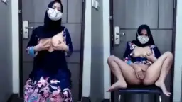 Cewe Kerudung Hitam Squirt Di Pintu Video by BOKEPSIN